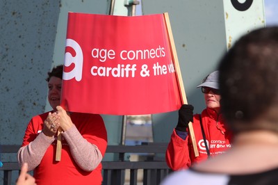 061019 - Cardiff Half Marathon -    Runners at the Cardiff Bay Barrage