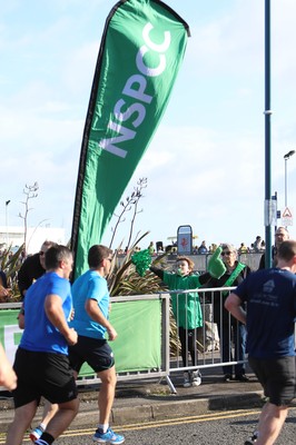 061019 - Cardiff Half Marathon -    Runners at the Cardiff Bay Barrage