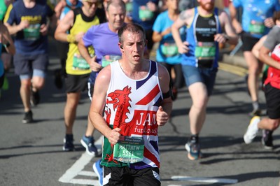 061019 - Cardiff Half Marathon -    Runners at the Cardiff Bay Barrage