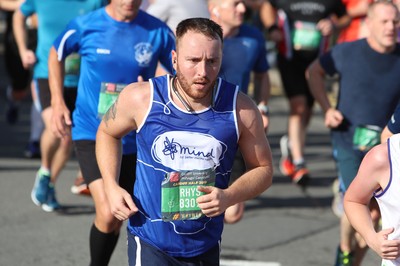 061019 - Cardiff Half Marathon -    Runners at the Cardiff Bay Barrage