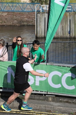 061019 - Cardiff Half Marathon -    Runners at the Cardiff Bay Barrage