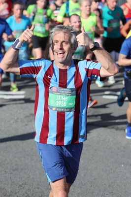 061019 - Cardiff Half Marathon -    Runners at the Cardiff Bay Barrage