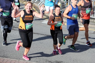 061019 - Cardiff Half Marathon -    Runners at the Cardiff Bay Barrage