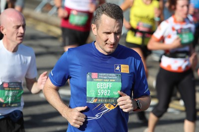 061019 - Cardiff Half Marathon -    Runners at the Cardiff Bay Barrage