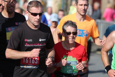 061019 - Cardiff Half Marathon -    Runners at the Cardiff Bay Barrage