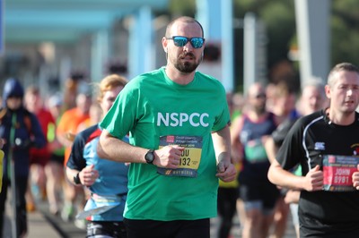 061019 - Cardiff Half Marathon -    Runners at the Cardiff Bay Barrage