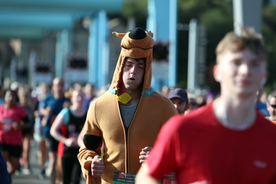 061019 - Cardiff Half Marathon -    Runners at the Cardiff Bay Barrage