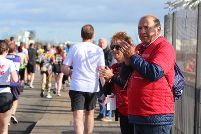 061019 - Cardiff Half Marathon -    Runners at the Cardiff Bay Barrage