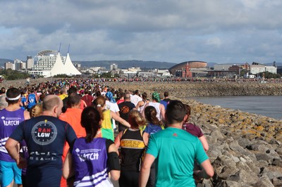 061019 - Cardiff Half Marathon -    Runners at the Cardiff Bay Barrage