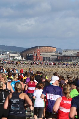 061019 - Cardiff Half Marathon -    Runners at the Cardiff Bay Barrage