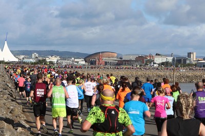 061019 - Cardiff Half Marathon -    Runners at the Cardiff Bay Barrage