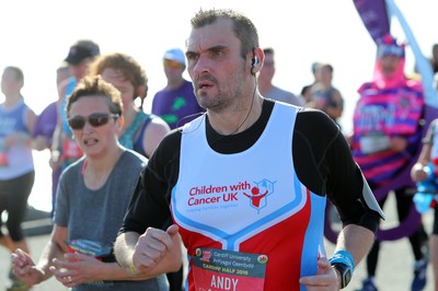 061019 - Cardiff Half Marathon -    Runners at the Cardiff Bay Barrage