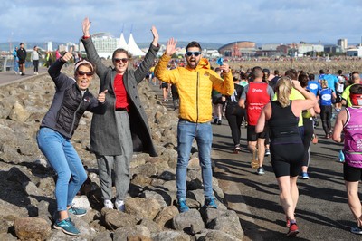 061019 - Cardiff Half Marathon -    Spectators at the Cardiff Bay Barrage