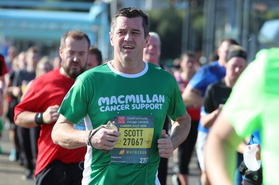 061019 - Cardiff Half Marathon -    Runners at the Cardiff Bay Barrage