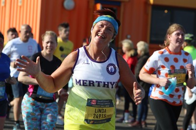 061019 - Cardiff Half Marathon -    Runners at the Cardiff Bay Barrage