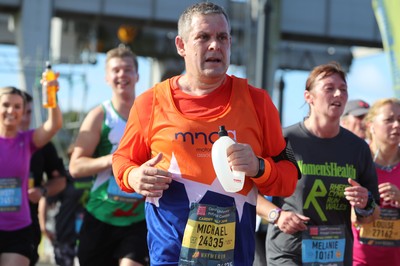 061019 - Cardiff Half Marathon -    Runners at the Cardiff Bay Barrage