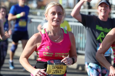 061019 - Cardiff Half Marathon -    Runners at the Cardiff Bay Barrage