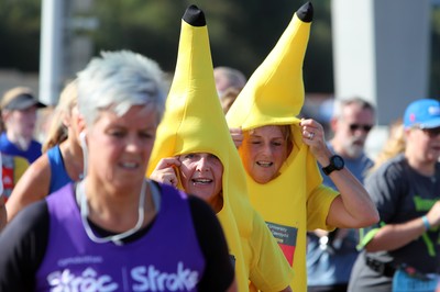 061019 - Cardiff Half Marathon -    Runners at the Cardiff Bay Barrage