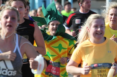 061019 - Cardiff Half Marathon -    Runners at the Cardiff Bay Barrage