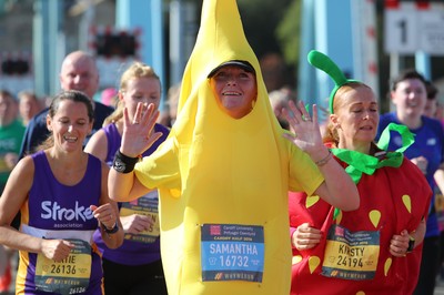 061019 - Cardiff Half Marathon -    Runners at the Cardiff Bay Barrage