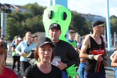 061019 - Cardiff Half Marathon -    Runners at the Cardiff Bay Barrage