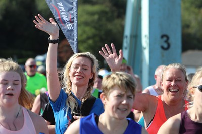 061019 - Cardiff Half Marathon -    Runners at the Cardiff Bay Barrage