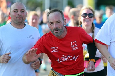 061019 - Cardiff Half Marathon -    Runners at the Cardiff Bay Barrage