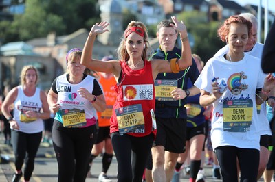 061019 - Cardiff Half Marathon -    Runners at the Cardiff Bay Barrage