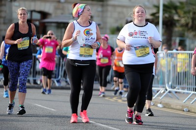 061019 - Cardiff Half Marathon -    Runners at the Cardiff Bay Barrage