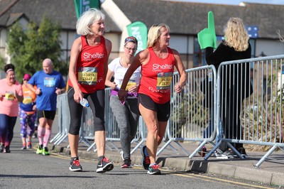 061019 - Cardiff Half Marathon -    Runners at the Cardiff Bay Barrage