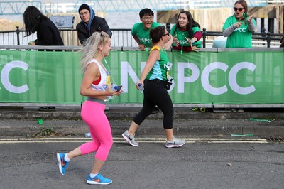 061019 - Cardiff Half Marathon -    Runners at the Cardiff Bay Barrage