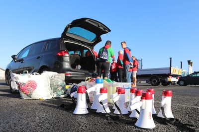 061019 - Cardiff Half Marathon -    Volunteers at the Cardiff Bay Barrage