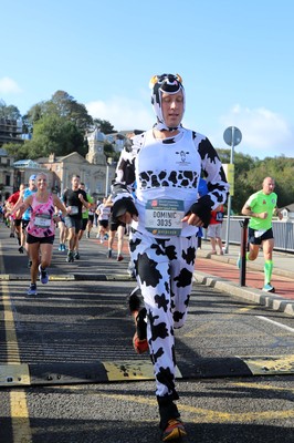 061019 - Cardiff Half Marathon -    Runners at the Cardiff Bay Barrage