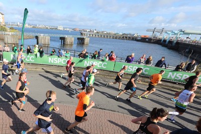 061019 - Cardiff Half Marathon -    Runners at the Cardiff Bay Barrage