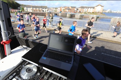 061019 - Cardiff Half Marathon -    Runners at the Cardiff Bay Barrage