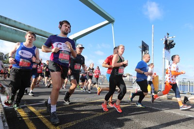 061019 - Cardiff Half Marathon -    Runners at the Cardiff Bay Barrage