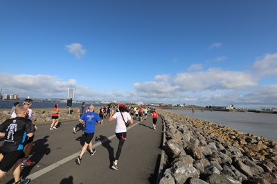 061019 - Cardiff Half Marathon -    Runners at the Cardiff Bay Barrage