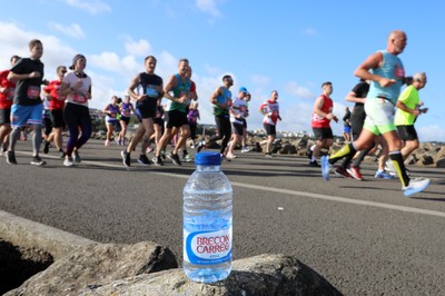 061019 - Cardiff Half Marathon -    Runners at the Cardiff Bay Barrage