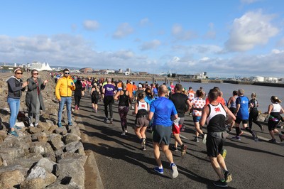 061019 - Cardiff Half Marathon -    Runners at the Cardiff Bay Barrage