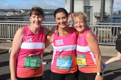 061019 - Cardiff Half Marathon -    Runners at the Cardiff Bay Barrage