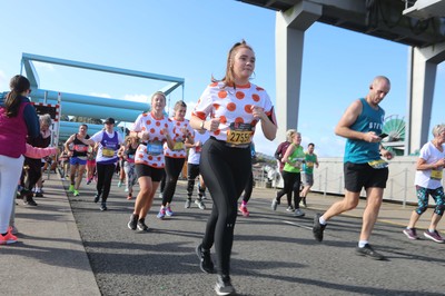 061019 - Cardiff Half Marathon -    Runners at the Cardiff Bay Barrage