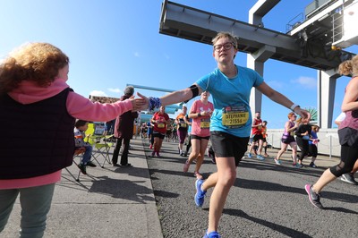 061019 - Cardiff Half Marathon -    Runners at the Cardiff Bay Barrage