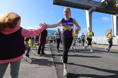 061019 - Cardiff Half Marathon -    Runners at the Cardiff Bay Barrage