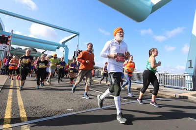 061019 - Cardiff Half Marathon -    Runners at the Cardiff Bay Barrage