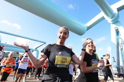 061019 - Cardiff Half Marathon -    Runners at the Cardiff Bay Barrage