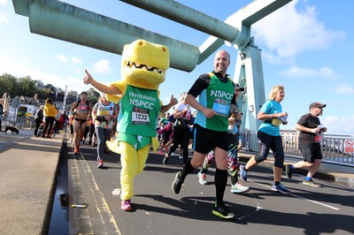 061019 - Cardiff Half Marathon -    Runners at the Cardiff Bay Barrage