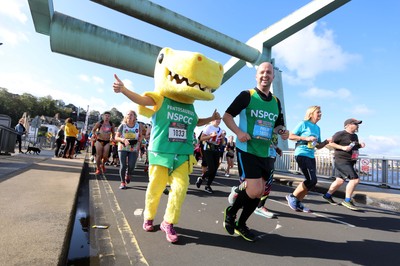 061019 - Cardiff Half Marathon -    Runners at the Cardiff Bay Barrage