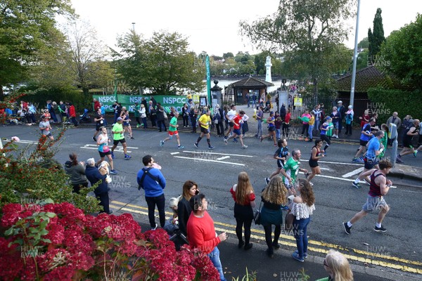 061019 - Cardiff University Cardiff Half Marathon - Runners pass Roath Park Lake
