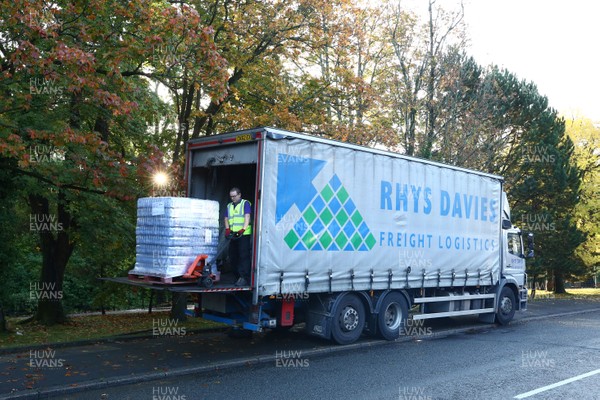 061019 - Cardiff University Cardiff Half Marathon - Rhys Davies Logistics deliver drinks to the Roath Park Lake station