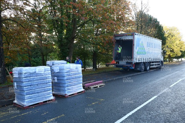061019 - Cardiff University Cardiff Half Marathon - Rhys Davies Logistics deliver drinks to the Roath Park Lake station